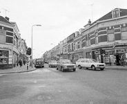 855421 Gezicht in de Damstraat te Utrecht, vanaf de kruising met de Kanaalstraat naar het zuiden. Rechts de winkel van ...